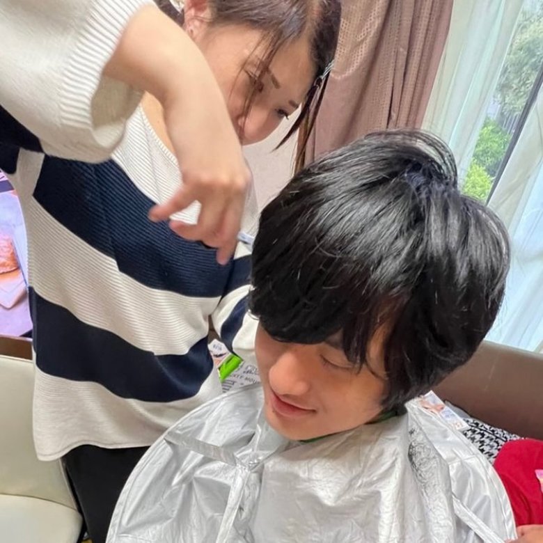 お母さんに髪をカットしてもらう大和さん