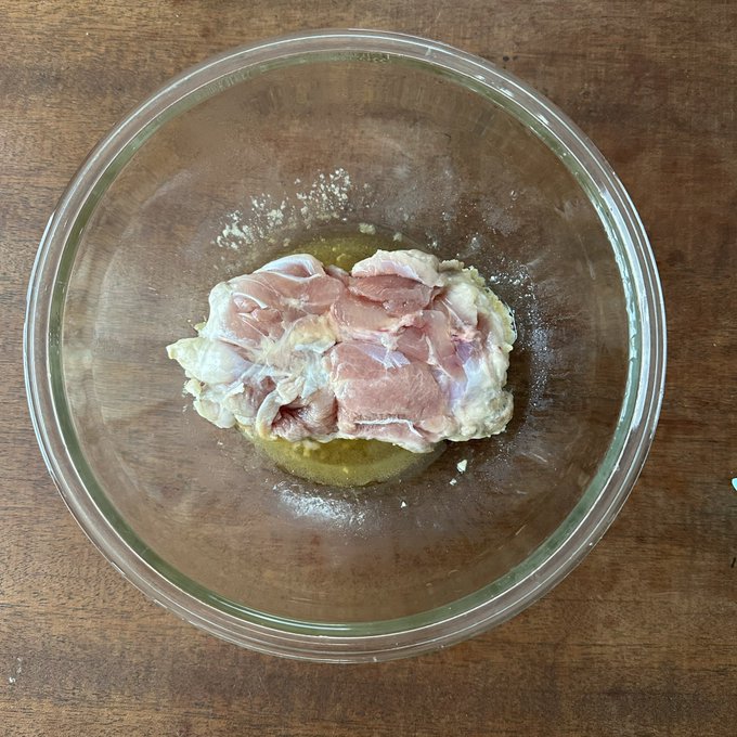 【作り方2】凍った鶏もも肉1枚を水にくぐらせてから入れる