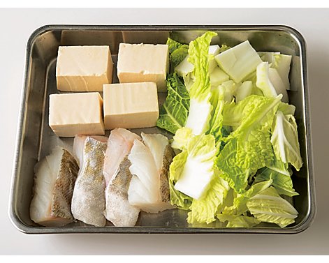 豆腐は4等分に、白菜は3㎝幅のざく切りにし、たらは半分に切る。