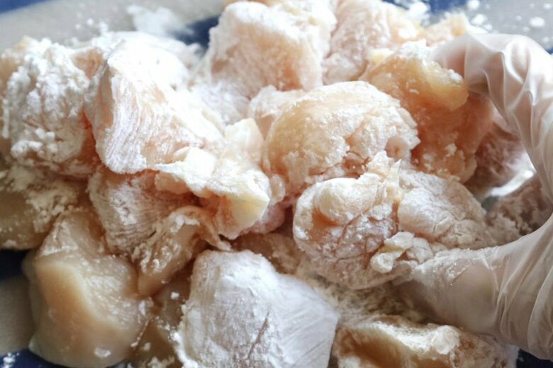 【作り方1】鶏胸肉1枚をひと口サイズにカットしたら、フォークで数か所刺し、塩少々、片栗粉大さじ2の順にまぶす