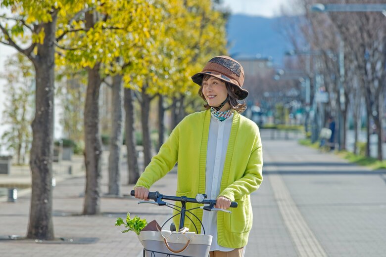 高齢の女性をメインターゲットに開発されたヘルメット「SICURE（シクレ）」（提供／オージーケーカブト）