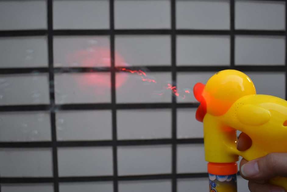 ダイソー光るあひるバブルガンが光っている画像