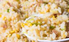 カップ麺で作るチャーハンが流行!?「粉末スパイスの味が美味しすぎ」