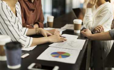 職場の先輩から「ノリで叩かれる」…時代遅れの会話の癖が物議を醸した