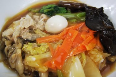 野菜不足民はこれを待ってた！ローソン「1食分の野菜と4種きのこの中華丼」新発売