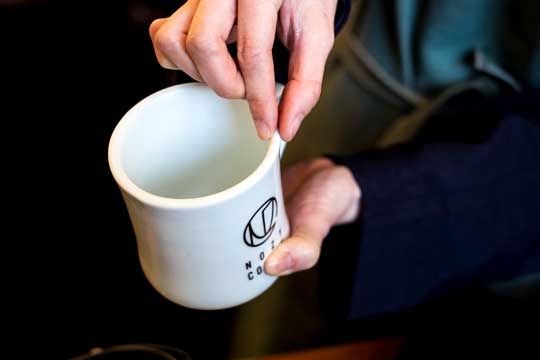 コーヒーに最適なカップの説明をしているところ