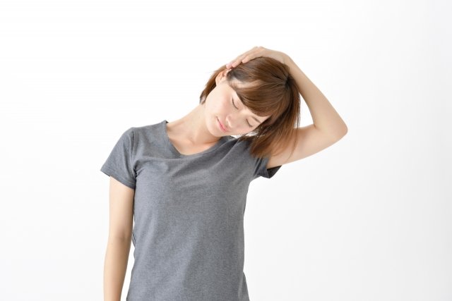 首のストレッチを行う女性の画像