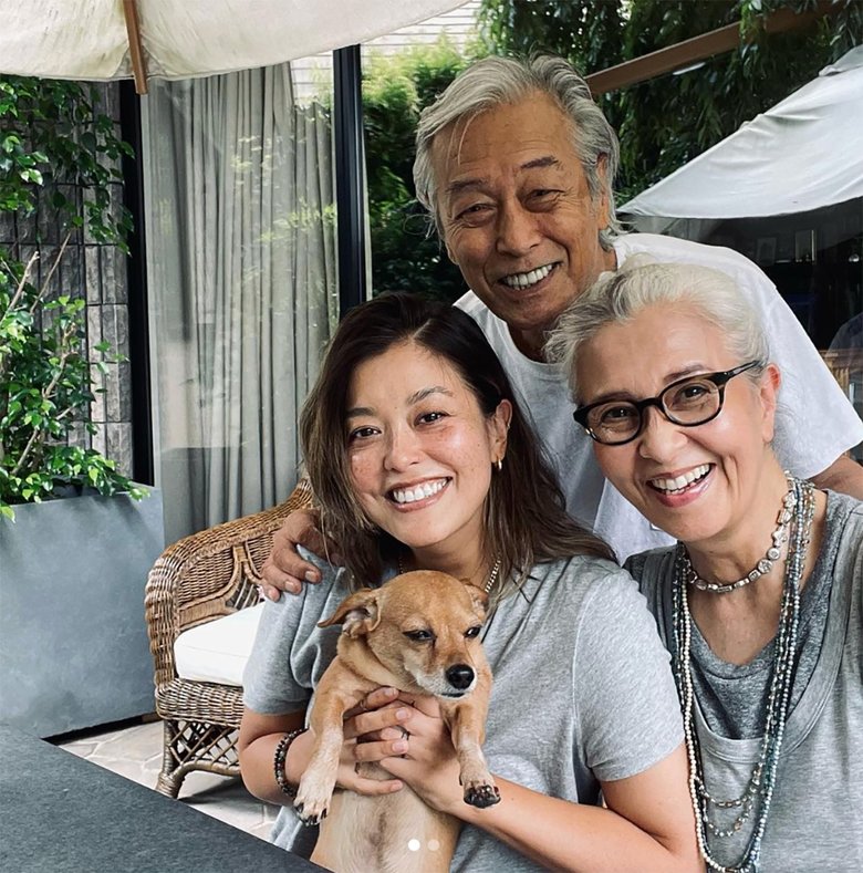 結城アンナさん、夫の岩城滉一さん、娘さんの家族ショット
