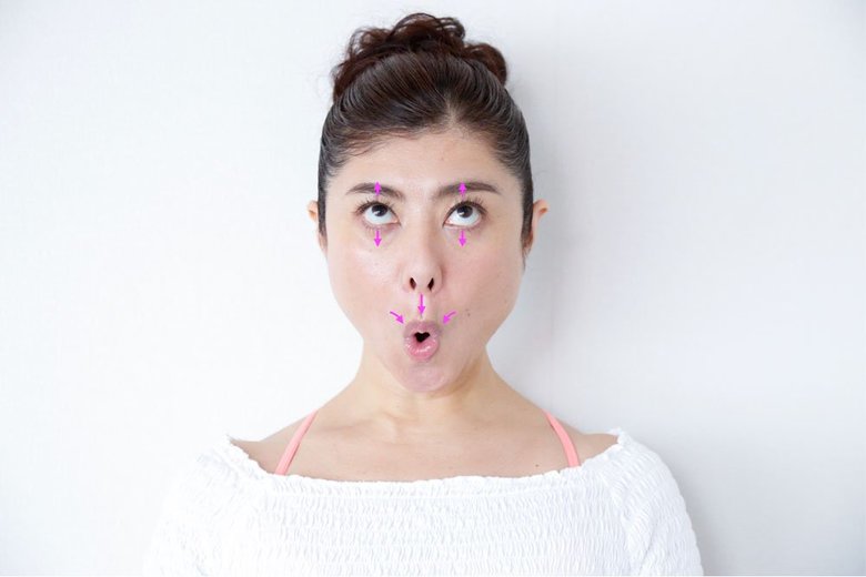 顔ヨガ「ムンクの顔」をする間々田佳子