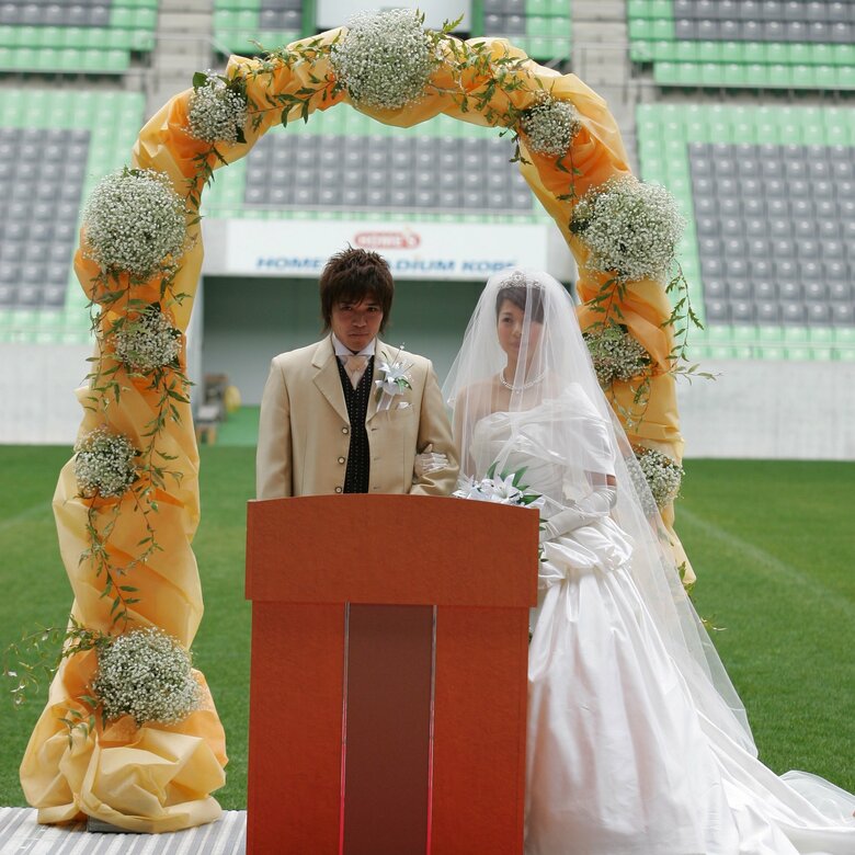 サッカースタジアムで行った大久保嘉人さん夫妻の結婚式の様子