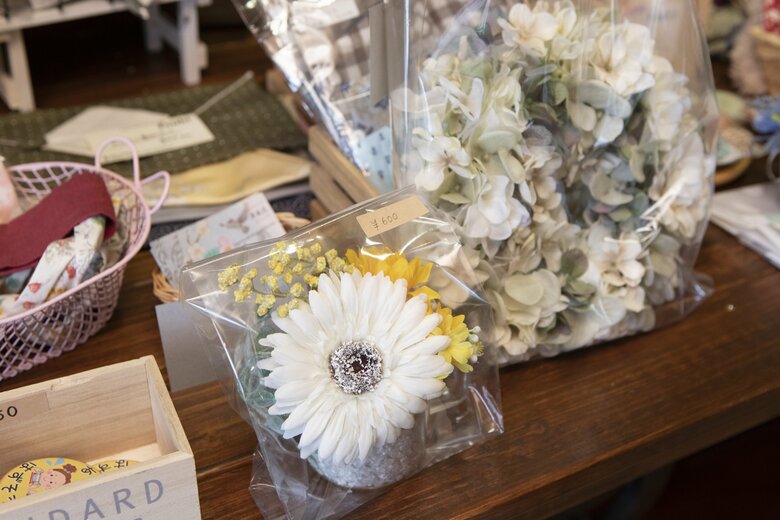 こもれび家を訪れたハンドメイド作家たちの作品をディスプレイ。購入もできる