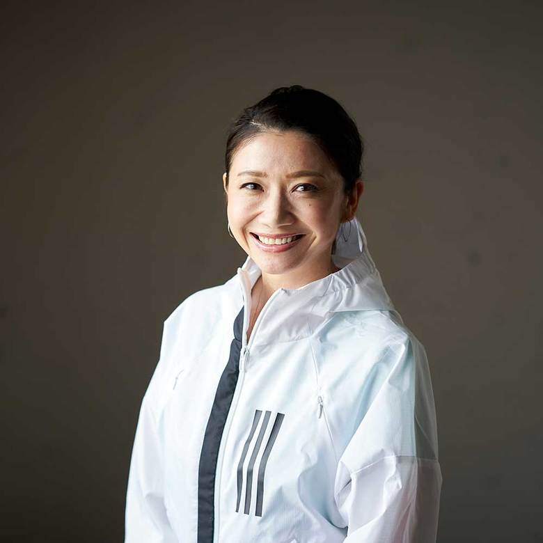 1977年生まれ。22歳で世界選手権セビリア大会にて銀メダルを獲得し、世界大会のマラソン種目では史上最年少のメダリストとなった。2000年シドニーオリンピックに出場。 東京マラソン2007で現役を引退し、現在はランニングアドバイザーとして活躍。ゲストランナーとしての活動や、子どものかけっこ教室などを主宰している。一方で、料理好きが高じて料理サイトの連載を担当するなど、活動の場を広げている。