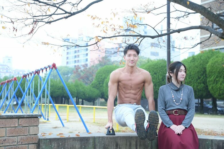 「デート中に公園で一休みするマッチョ」