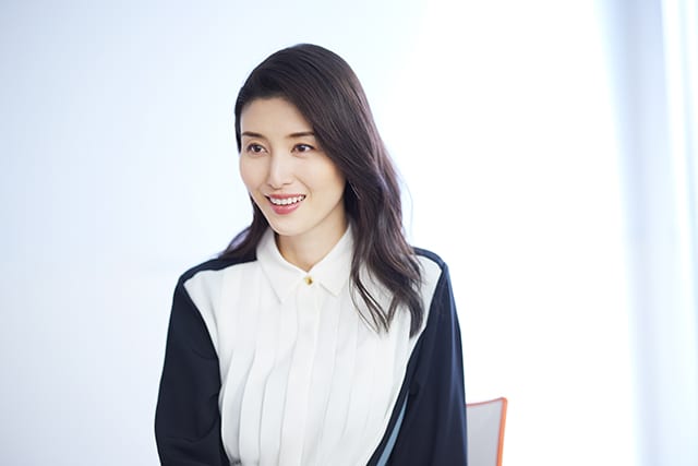 ひとつひとつの質問に丁寧に答える橋本マナミさん