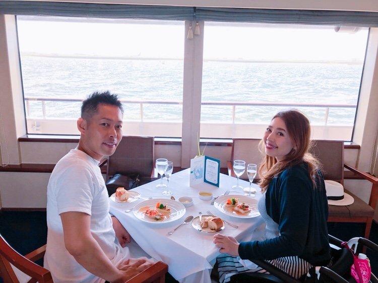 2018年に結婚記念日を祝うおふたり