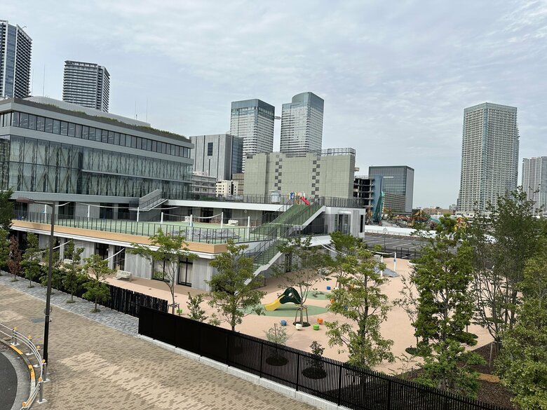 広大な敷地に園庭が3か所、1～3階に設置されている