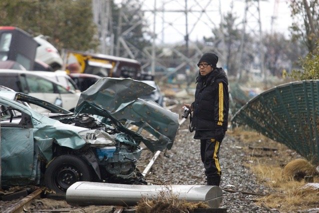 東日本大震災にて現地に出向き、呆然とたたずむコロッケさん