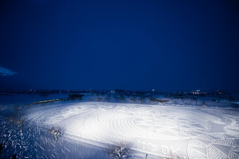 雪で彩る「冬の田んぼアート」