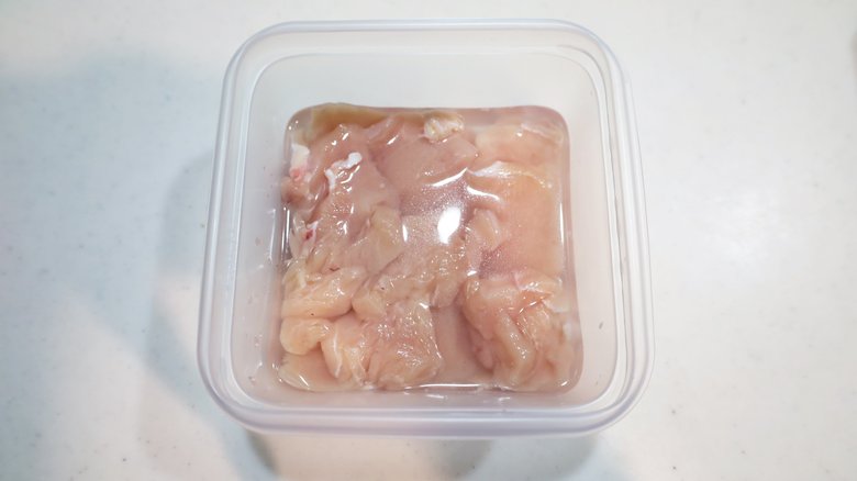 ブライン液に鶏むね肉を約20分冷蔵室に入れておく