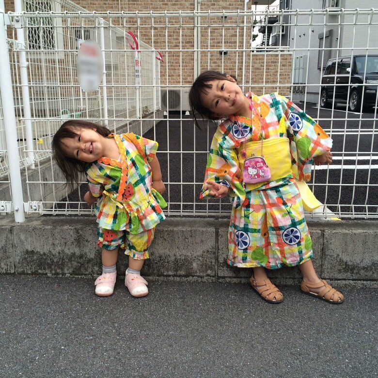 保育園のころ。右・次女、左・はぐみさん