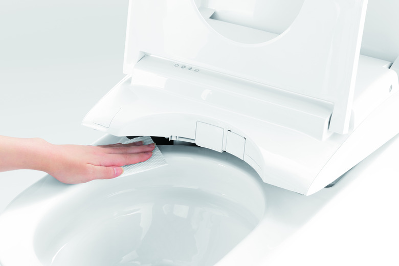 便座と便器のスキマには尿ハネはふだんから掃除したいところ