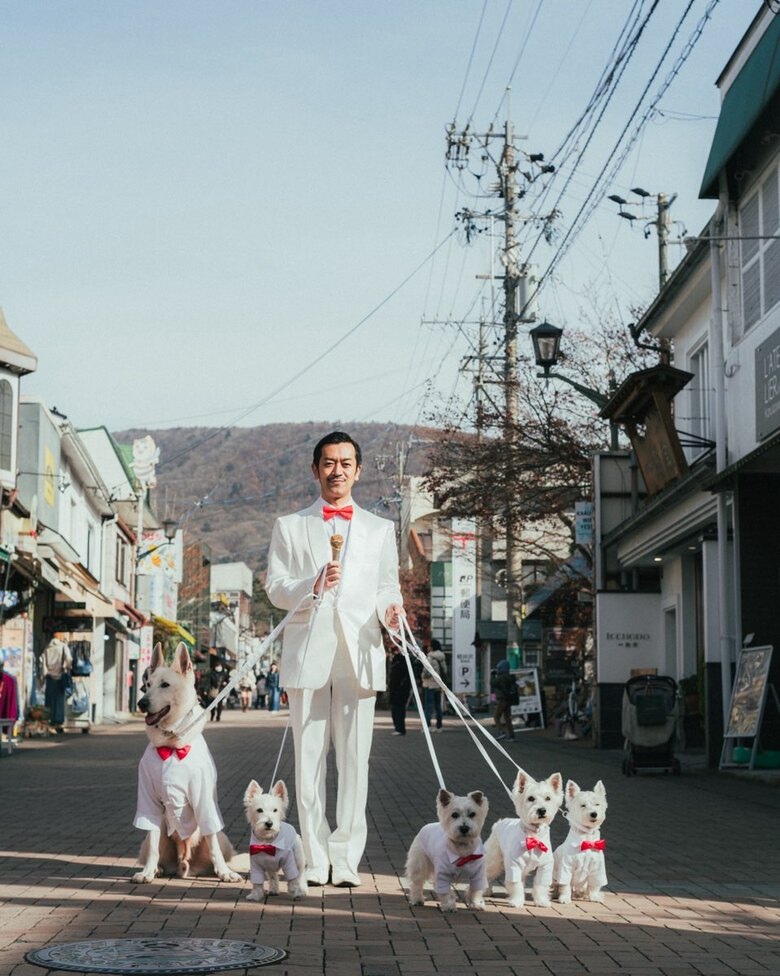 ごく普通の街の風景も、ムーディ勝山さんがいるだけでシュールなものに