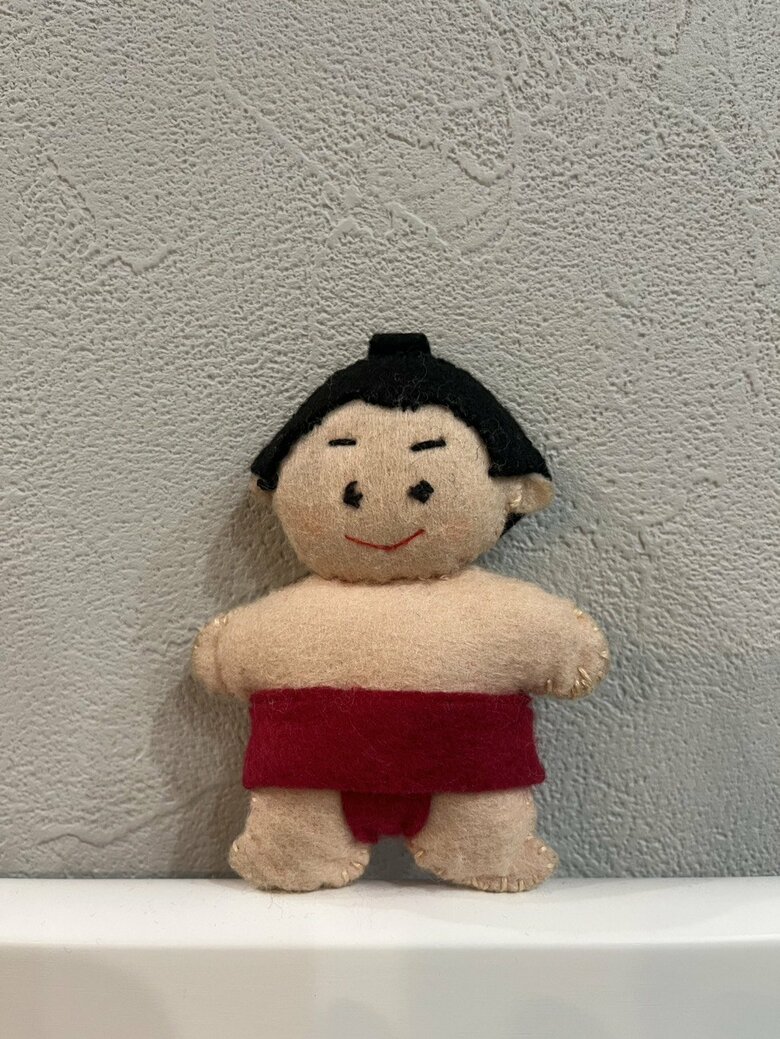 子どもの頃、母に頼み込んで作ってもらったお相撲さんのマスコットは丁寧に廻しも作り込んである