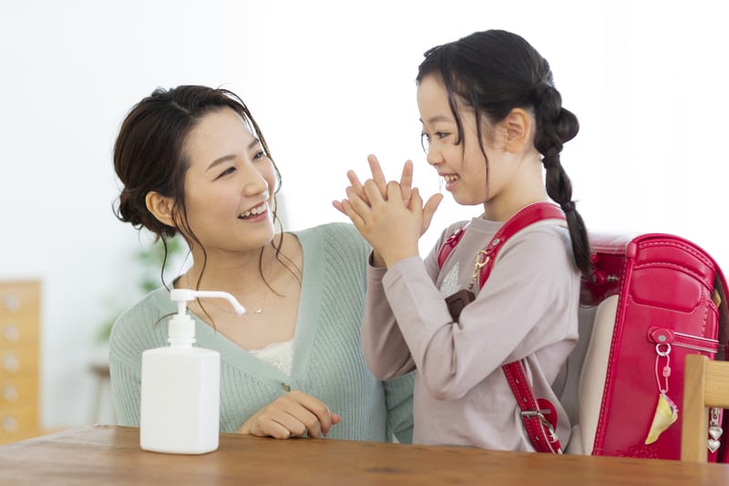 消毒をする小学生