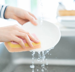 男性がキッチンスポンジを消費する頻度は女性の4倍!? 「だからうちも…」