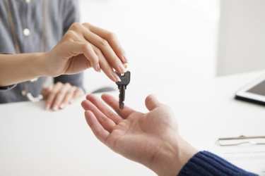 「合鍵クレクレ姑」を断れなかった…〝家族以外〟に鍵を渡すことへの抵抗感