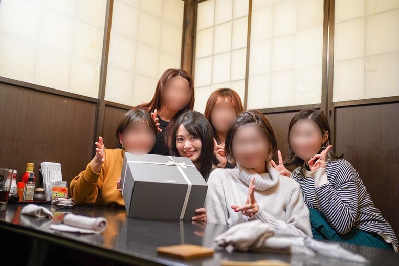 元AKB48の北原里英さん（中央）と中学時代から仲の良い友達