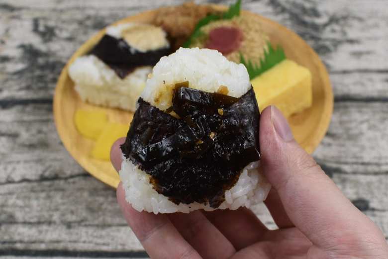 ファミマおすすめおにぎり「3種おむすびとおかずセット」の画像３