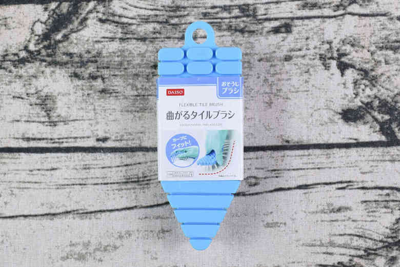 ダイソーのおすすめ商品「曲がるタイルブラシ」のパッケージ画像