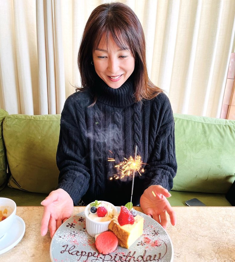 バースデーケーキを前にするかとうれいこさん