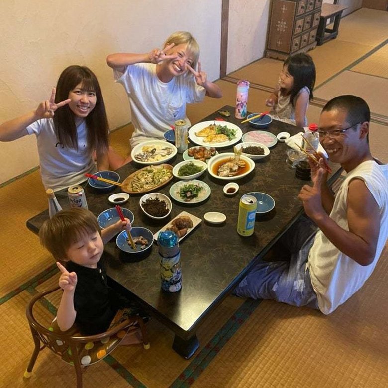 ひとり旅が趣味の松岡さん。宮古島で宿の人たちと食事を囲む姿