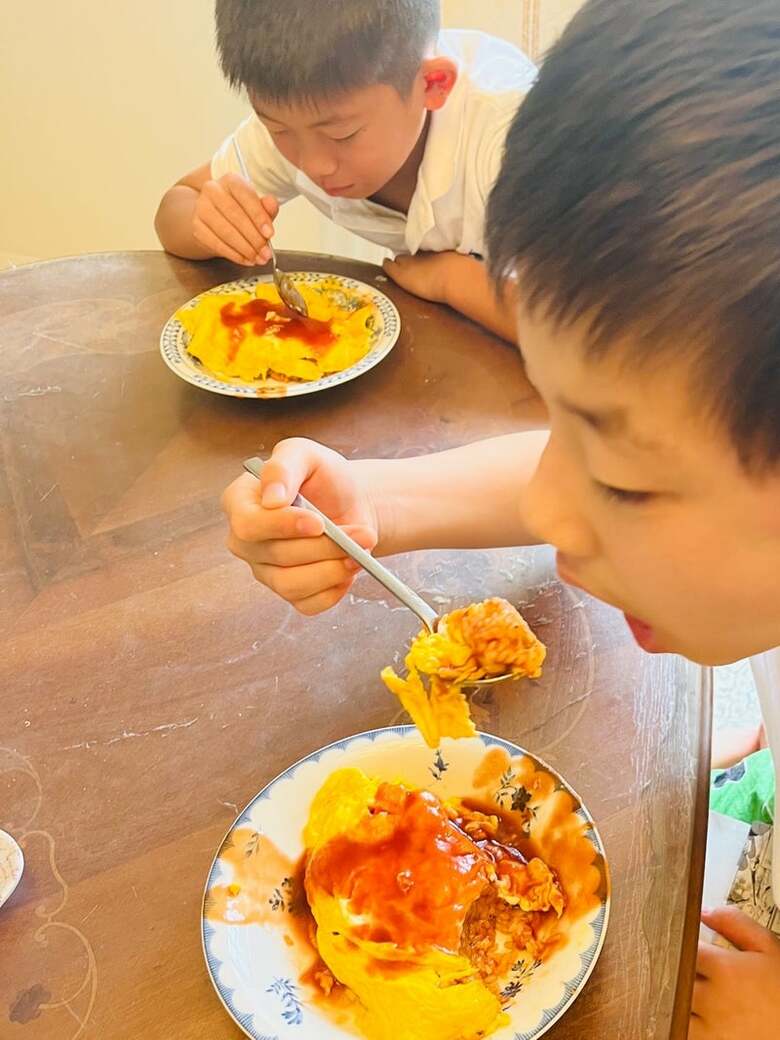 ユカイさん特製オムライスをパクつく双子の息子たち
