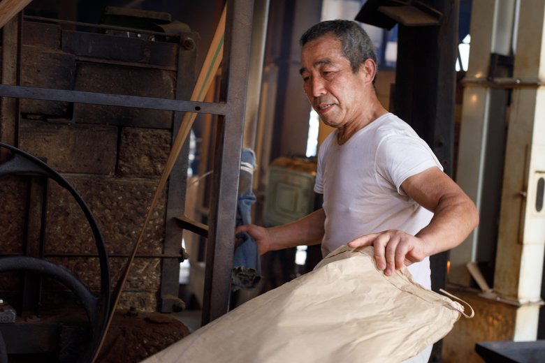 ▲取材時は気温35度を超える猛暑日。47度もある工場内で1日中作業をする小川社長