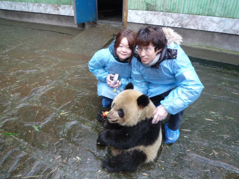 大学生のころ、交際中だった夫と中国に行きパンダボランティアに参加