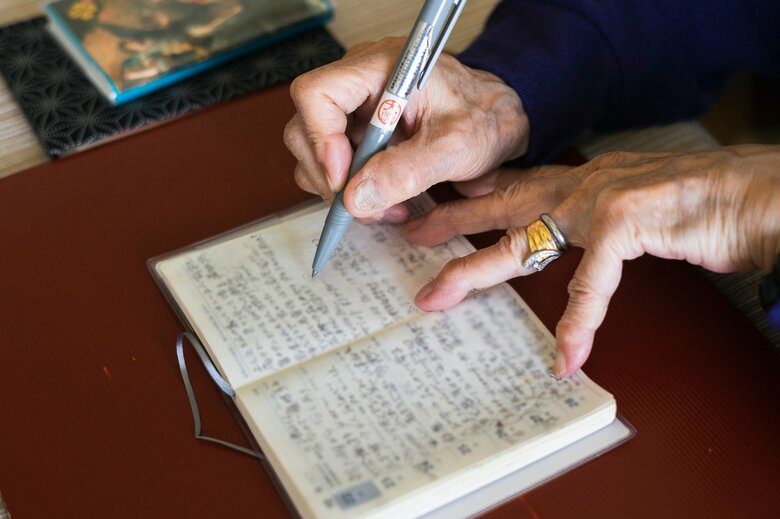 その日の出来事を手帳に2～3行書くのが習慣で、なんと20年も続いているそう