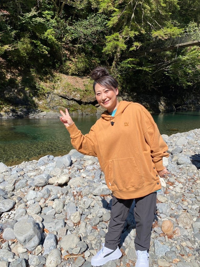 「お団子ヘアがかわいい」ロケ休憩中の友近さん