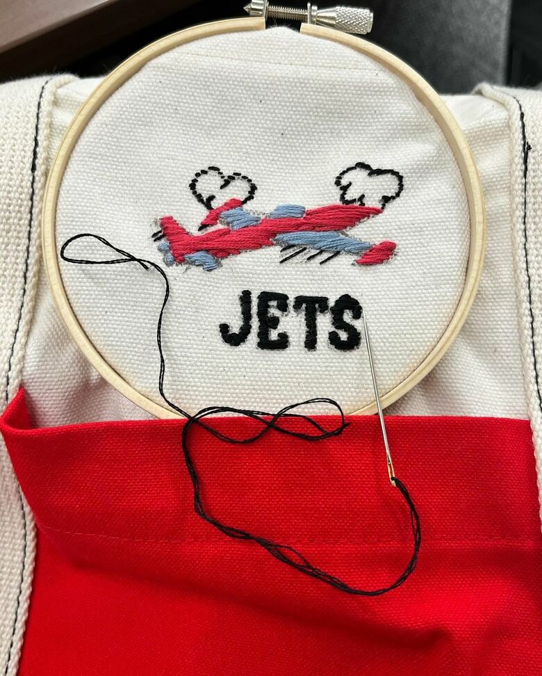 自作したバッグにジェット機を刺繍した初刺繍作品（Instagramより）