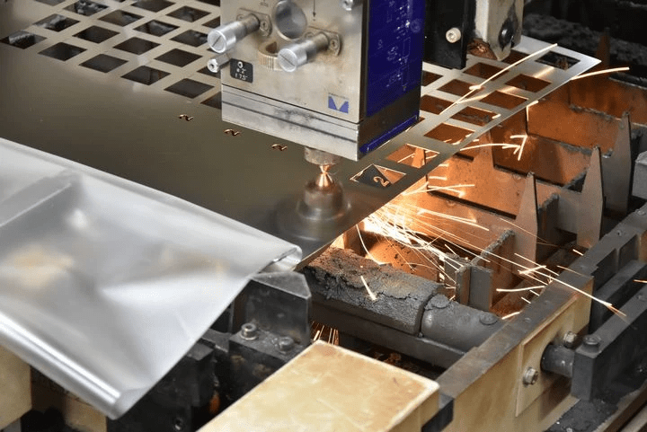 アクリル樹脂をレーザーでカット