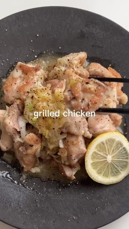 輪切りのレモンを添えて。見てるだけでお腹が減る…！