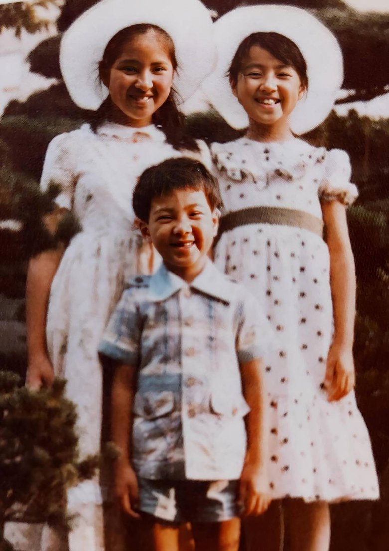 小学3年生のころ。後列右が愛華さん