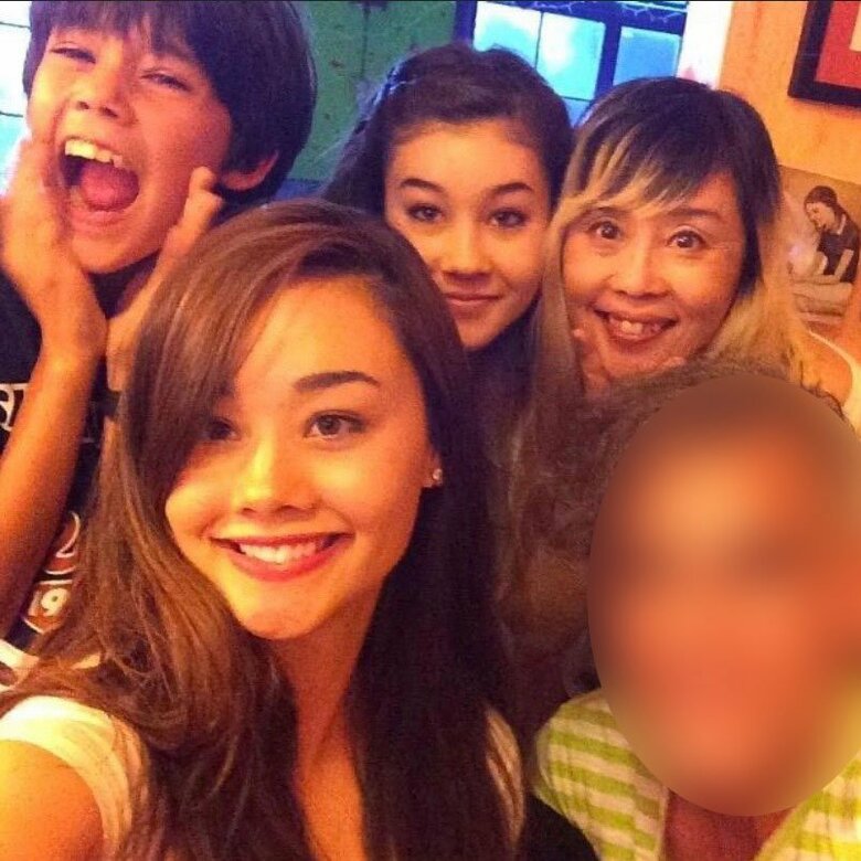 昔は反抗期もあったという3人のお子さんと野沢直子さん