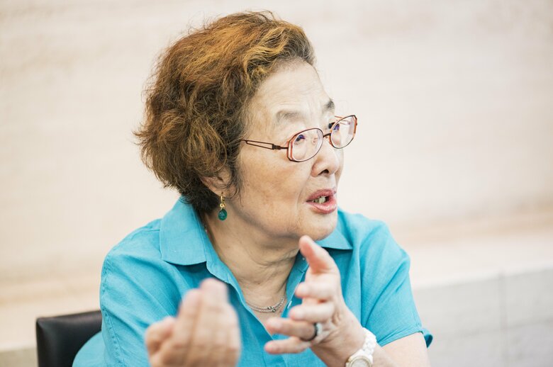 色鮮やかなターコイズブルーのコーディネートで取材に応じてくれた戸田さん