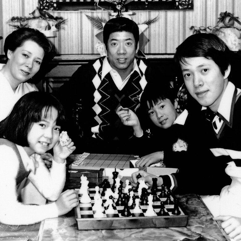 前列左から西川かの子、兄の弘志、忠志、後列左から母ヘレン、きよし