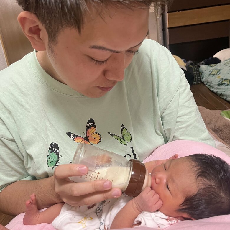 新生児のなーちゃんにミルクをあげるハヤトさん