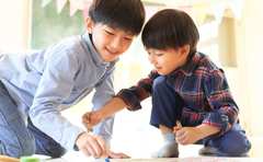 「我慢させる」はストレスに!? おもちゃを取り合うきょうだいにはこれが効く