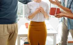 同僚の誕生日にお祝いは必要？「内心気のりしない…」が職場の雰囲気に影響する!?